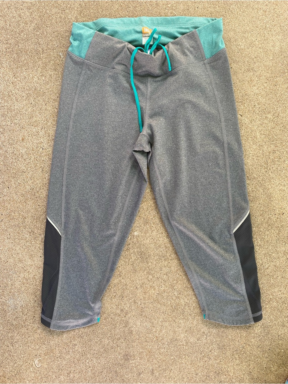 Lucy Gray Capri Leggings with Teal Waistband